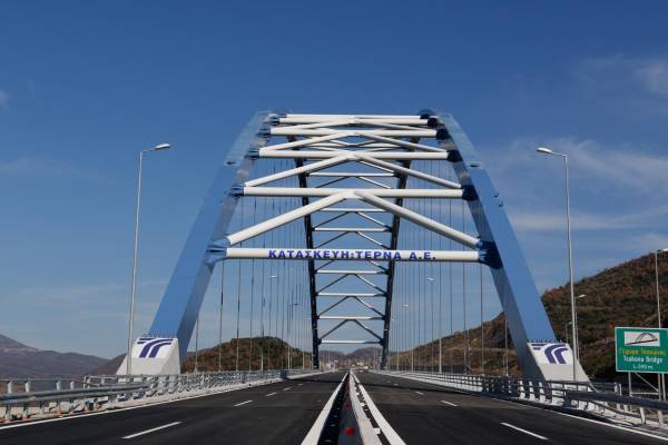 Άνοιξε ξανά η γέφυρα της Τσακώνας