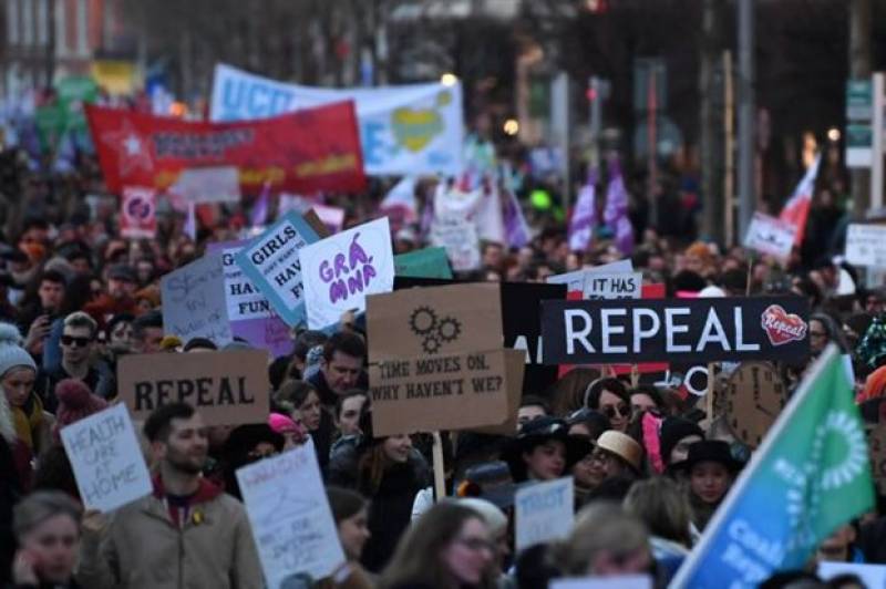 Οι Ιρλανδοί στις κάλπες για το ιστορικό δημοψήφισμα για τις αμβλώσεις