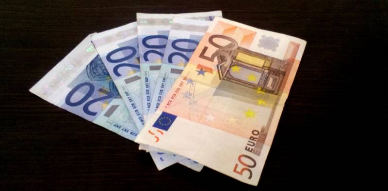 ΕΚΤ: Μικρός ο κίνδυνος μετάδοσης του κορονοϊού από τα χαρτονομίσματα του ευρώ