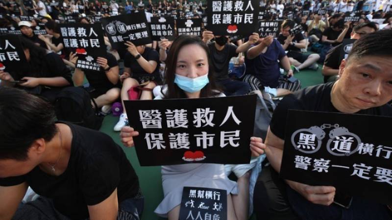 Χονγκ Κονγκ: Καθιστική διαμαρτυρία ηλικιωμένων και συγκέντρωση διαδηλωτών με μάσκες