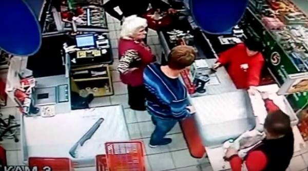 Νεαρός ρίχνει μπουνιά σε ηλικιωμένη που τον «ενόχλησε» στο σούπερ μάρκετ (βίντεο)