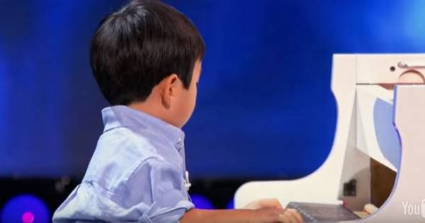 4χρονος πιανίστας ξεσηκώνει το κοινό (βίντεο)
