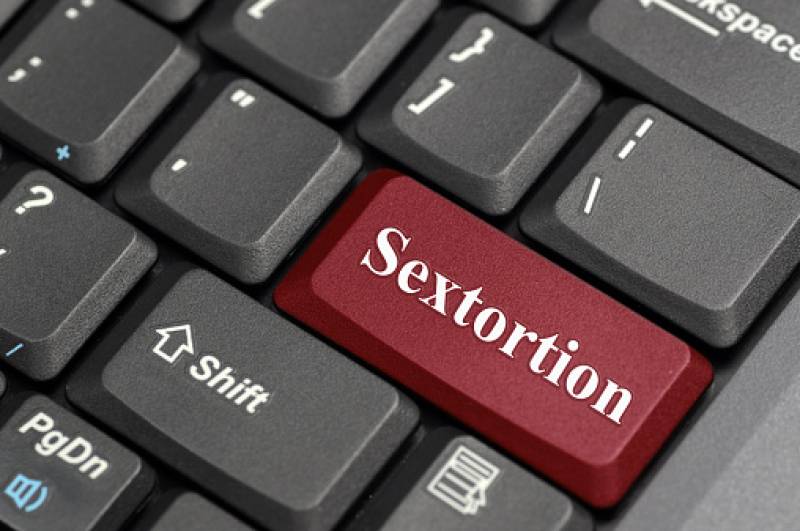 Τι είναι ο σεξουαλικός εκβιασμός (sextortion) και τι πρέπει να γνωρίζουν οι γονείς, για να προστατεύσουν τους εφήβους