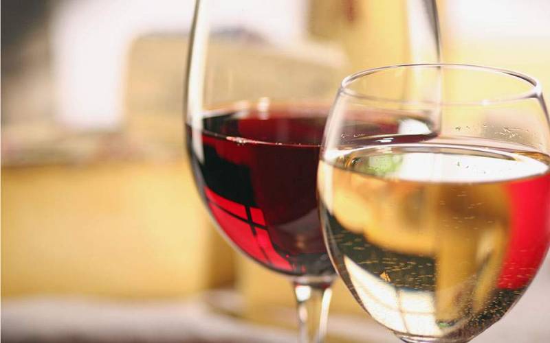 Ψηλά στην προτίμηση των Ελλήνων τα γαλλικά και ιταλικά κρασιά