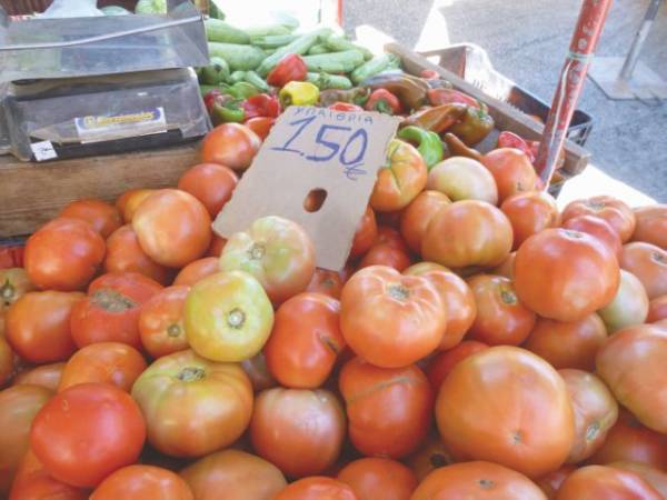 Ντομάτα στη λαϊκή της Καλαμάτας από 0,50 έως 1,5 ευρώ