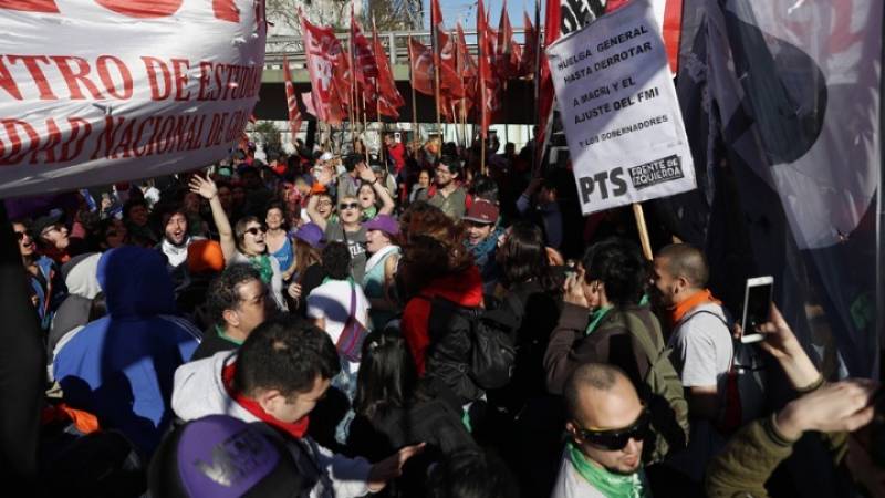 Μεγάλες διαδηλώσεις στο Μπουένος Άιρες κατά της λιτότητας