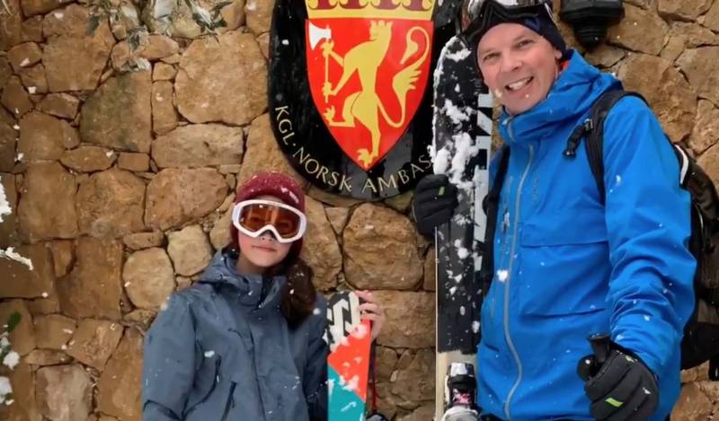 Αθήνα: Ο Νορβηγός πρέσβης έκανε σκι στο χιονισμένο λόφο της Φιλοθέης (βίντεο)