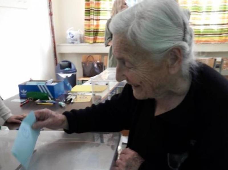 Ιωάννινα: Ψηφοφόρος ετών 103 - Χαμογελαστή στην κάλπη  (φωτο)