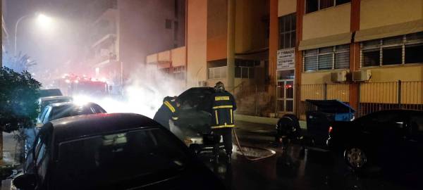 Καλαμάτα: Φωτιά εν κινήσει σε αυτοκίνητο