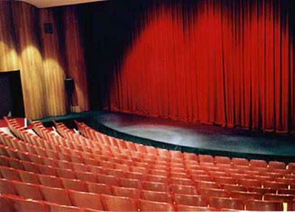 Η Νέα Σκηνή του Θεάτρου Περιγιαλίου ανεβάζει την κωμωδία &quot;Οίκος Ενοχής&quot;