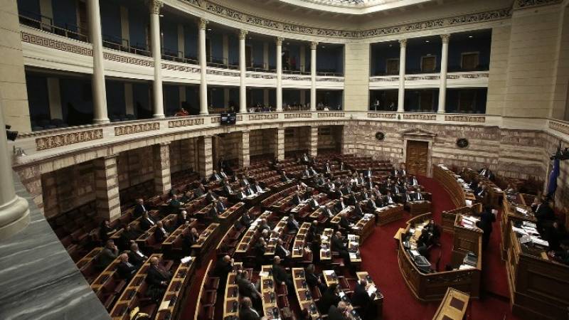 Βουλή: Νέες τροπολογίες για δημόσιους υπαλλήλους, ιθαγένεια και τράπεζες