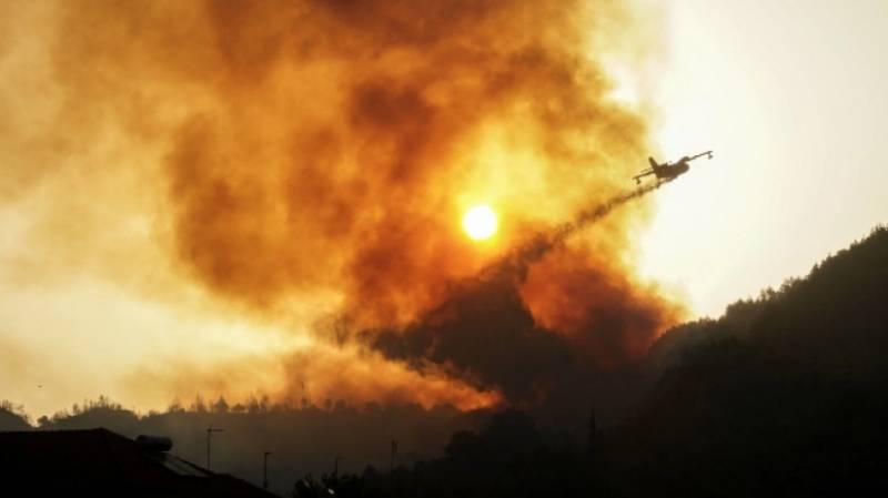 Ανεξέλεγκτη η κατάσταση με τις φωτιές: Έρχονται αεροπλάνα από Σουηδία και πυροσβέστες από την Γαλλία (βίντεο)
