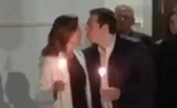 Το «φιλί της αγάπης» του Αλέξη Τσίπρα στην Μπέτυ Μπαζιάνα (Βίντεο+φωτογραφία)