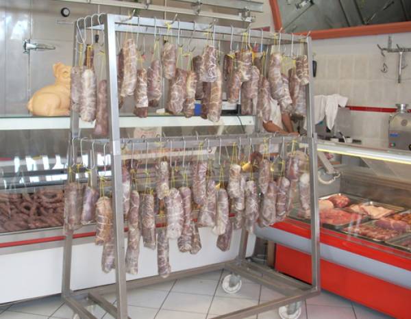 Ληγμένα κρέατα σε κρεοπωλείο στην Τριφυλία