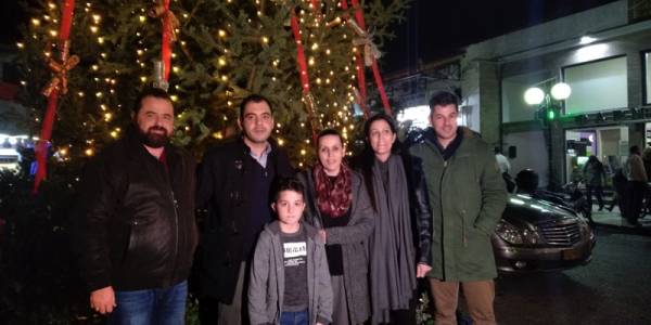 Φωταγωγήθηκε το χριστουγεννιάτικο δέντρο στην Κυπαρισσία
