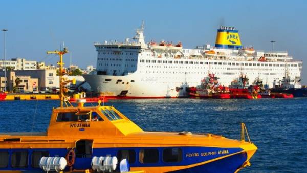 Συνεχίζεται το έργο της κατάσβεσης στο γκαράζ του πλοίου «Ελευθέριος Βενιζέλος»