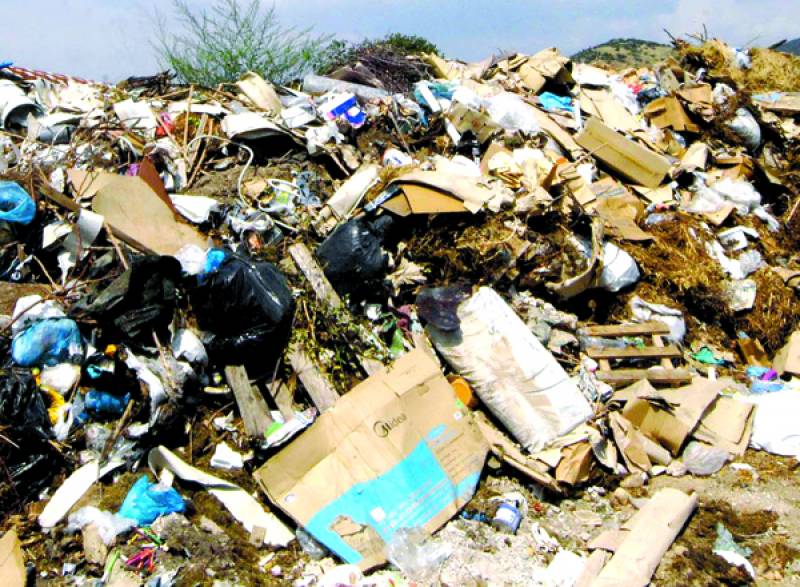 Κρυφτούλι με σκουπίδια στη Δυτική Μάνη 