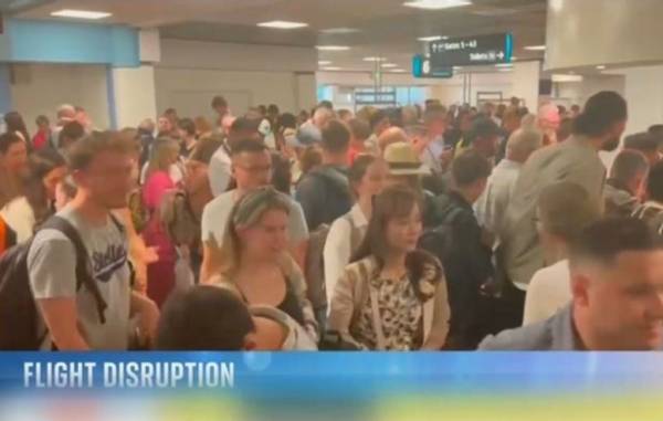 Βρετανία: Χάος και σύγχυση για τους επιβάτες στα αεροδρόμια (Βίντεο)