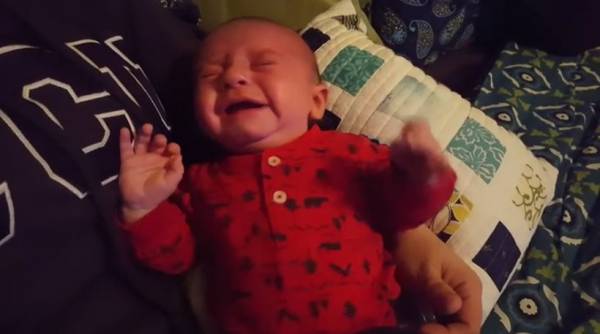 Μωρό σταματάει να κλαίει μόνο όταν ακούει τον ύμνο του &quot;Star Wars&quot; (Βίντεο)