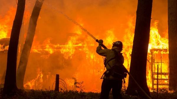 Τουλάχιστον 9 νεκροί από την πυρκαγιά στη βόρεια Καλιφόρνια