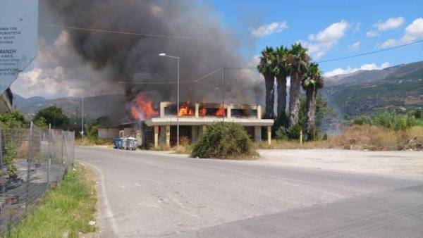 Φωτιά σε κτήριο στην οδό Λακωνικής στην Καλαμάτα