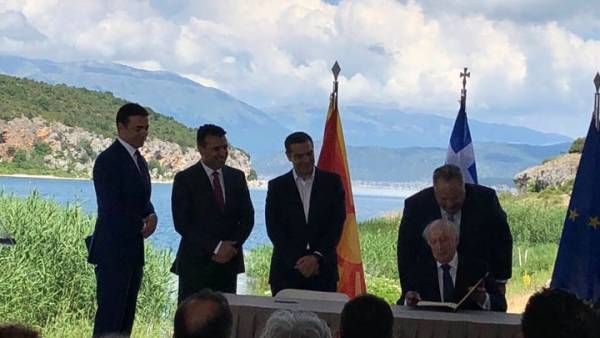 Πρέσπες: Υπογράφηκε η συμφωνία για το ονοματολογικό της πΓΔΜ (Βίντεο)