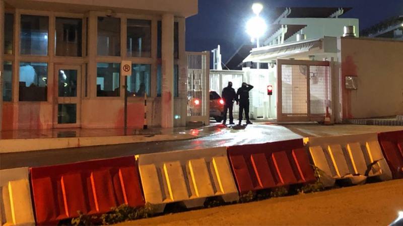 Ρουβίκωνας: Επίθεση με μπογιές στο κτήριο της πρεσβείας των ΗΠΑ (Βίντεο)