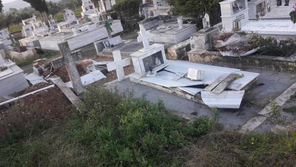 Μεσσηνία:  Βάνδαλοι στο νεκροταφείο στο Πλατύ - Ξέθαψαν πτώμα και έσπασαν τάφους