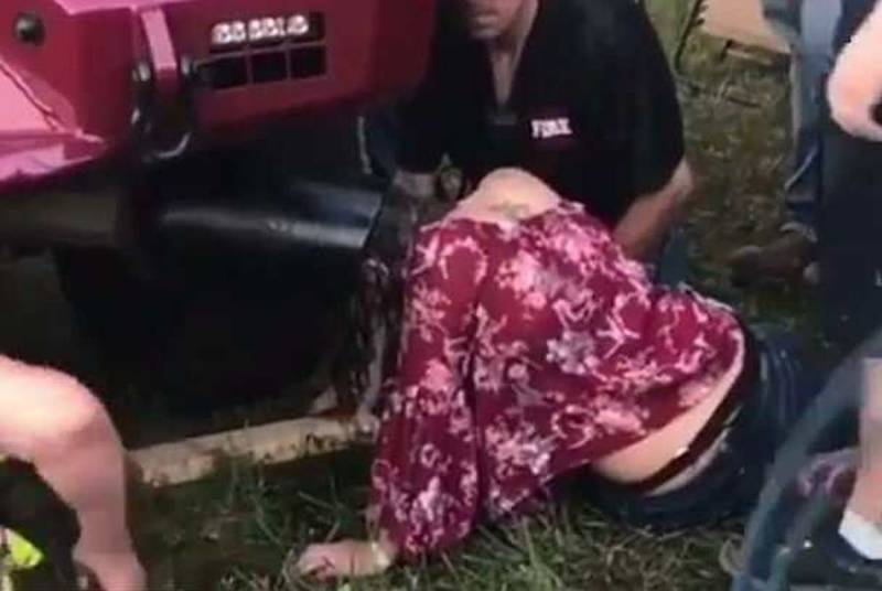 Μεθυσμένη σφήνωσε το κεφάλι της σε εξάτμιση λεωφορείου (Βίντεο)