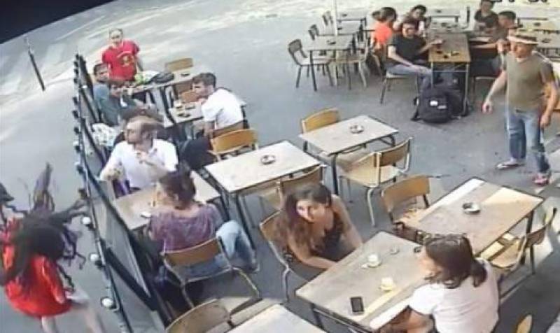 Γαλλία: Παρενόχλησε νεαρή κοπέλα και επειδή του απάντησε την χαστούκισε (Βίντεο)