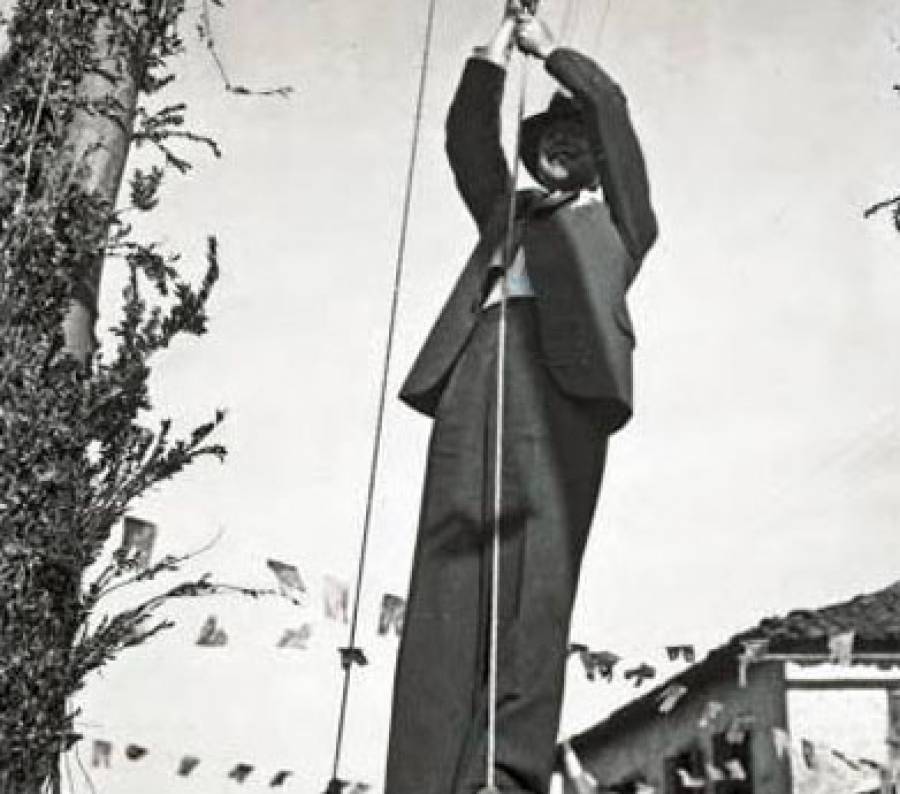 Γριά άντρας που βγαίνει με νεότερη γυναίκα