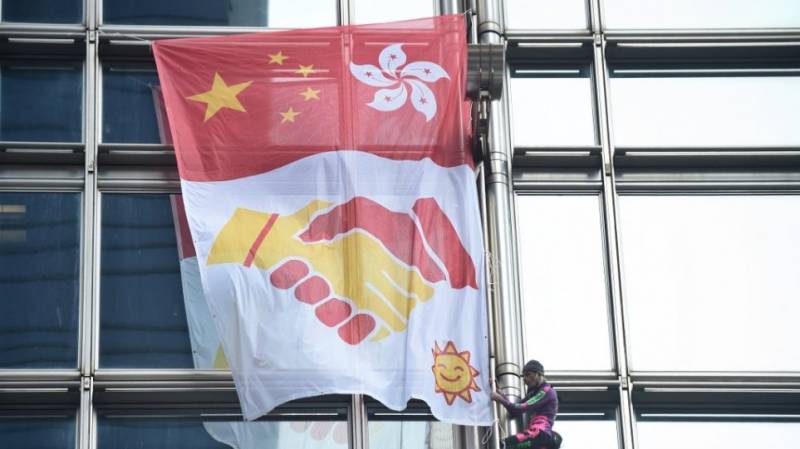 Αλέν Ρομπέρ: Ο Γάλλος «Spiderman» ανήρτησε πανό υπέρ της ειρήνης σε ουρανοξύστη του Χονγκ Κονγκ