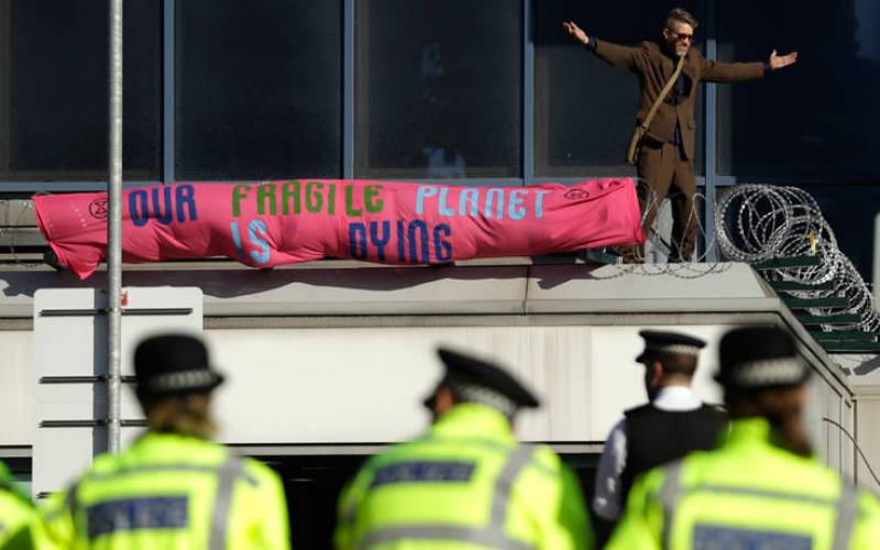 Λονδίνο: Ακτιβιστές της Extinction Rebellion απέκλεισαν την είσοδο του BBC