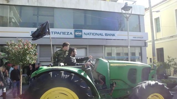 Αγρότες με τρακτέρ στο κέντρο της Καλαμάτας (Βίντεο)
