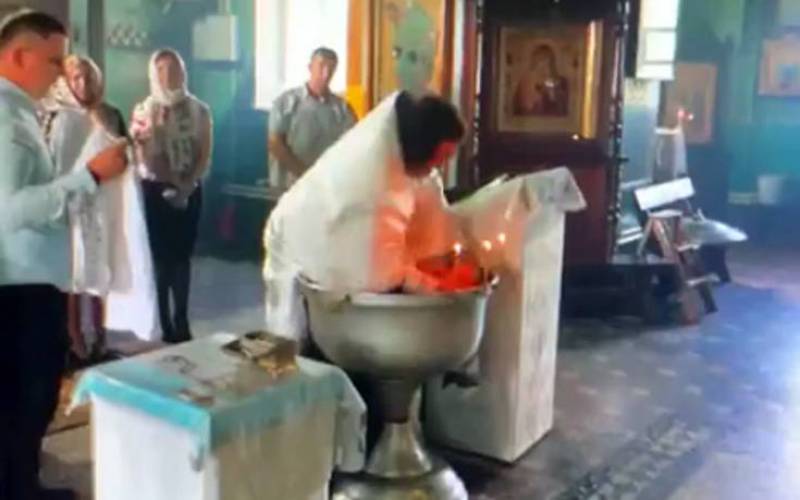 Ρωσία: Σάλος για ορθόδοξο ιερέα σε βάφτιση που μοιάζει με… κακοποίηση βρέφους (Βίντεο)