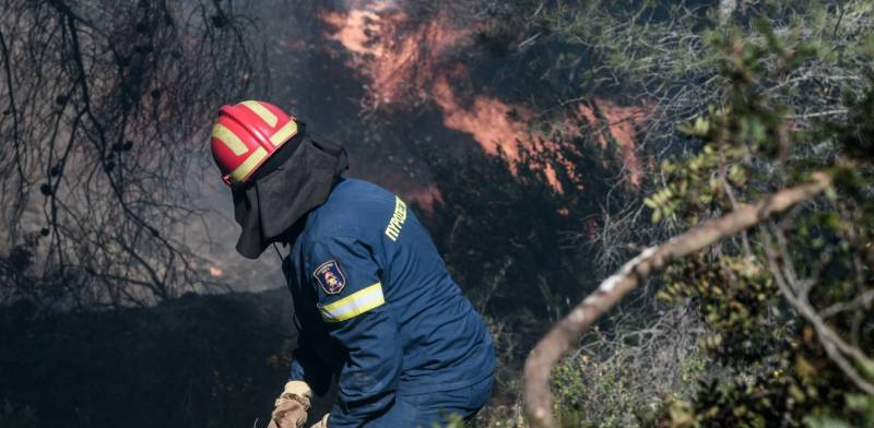 Φωτιά στο Βύρωνα: Δεν κινδυνεύουν σπίτια – Στο σημείο ισχυρή δύναμη της πυροσβεστικής