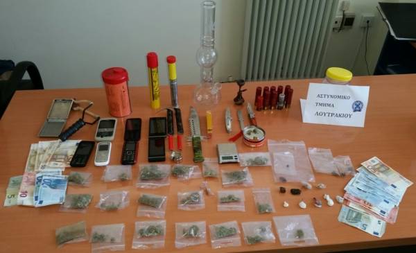 Σύλληψη 4 νεαρών στο Λουτράκι για ναρκωτικά, σπαθιά κ.α.