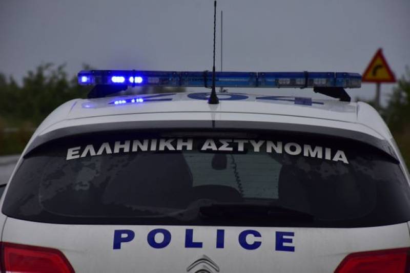 Συνελήφθησαν δύο αστυνομικοί σε παράνομη λέσχη και χωρίς μέτρα για τον κορονοϊό