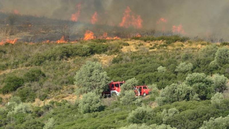 Μαίνεται η φωτιά στις περιοχές Ζεμενό και Θροφάρι του δήμου Ξυλοκάστρου Κορινθίας