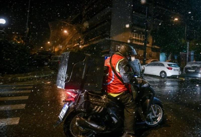 Θεσσαλονίκη: Ατύχημα για διανομέα που οδήγησε στα χιόνια