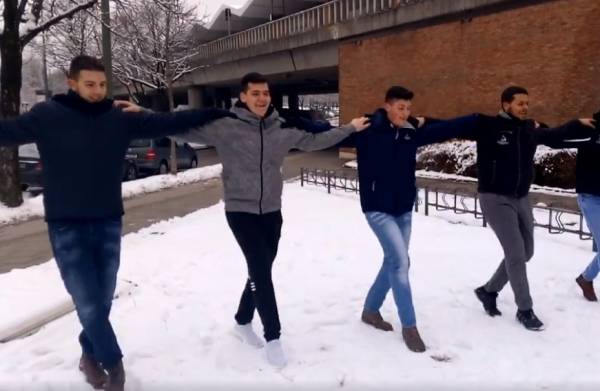 Χανιώτες χόρεψαν πεντοζάλη στο χιόνι (Βίντεο)