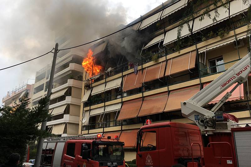 Δύο άτομα στο νοσοκομείο από πυρκαγιά σε διαμέρισμα στη Νέα Σμύρνη