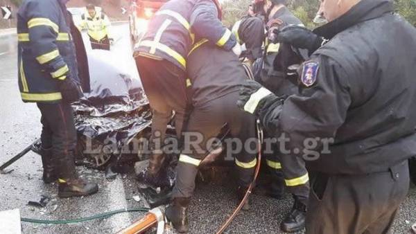 Τροχαίο δυστύχημα στην Αθηνών - Λαμίας: Αυτοκίνητο καρφώθηκε σε νταλίκα