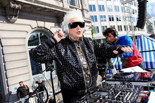 Ruth Flowers (DJ Mamy Rock) ετών 74 (φωτογραφίες και βίντεο)