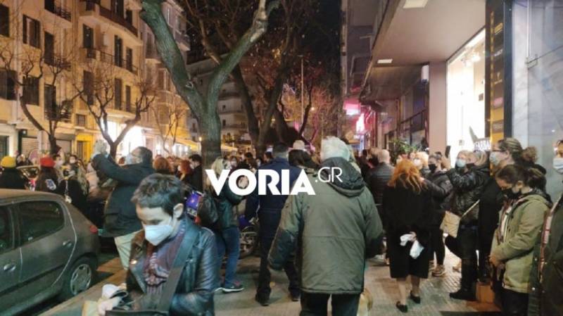 Θεσσαλονίκη: Η ΕΛ.ΑΣ. διέλυσε… διαμπαλκονική συναυλία λόγω συνωστισμού (Βίντεο)