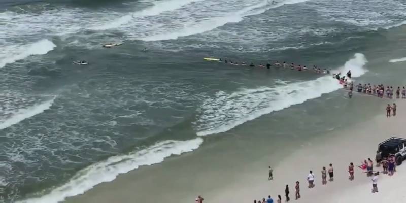 Viral: Σχημάτισαν ανθρώπινη αλυσίδα για να σώσουν κολυμβητές σε παραλία της Φλόριντα (Βίντεο)