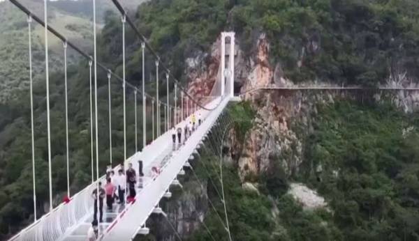 Στο βιβλίο Γκίνες η κρεμαστή γυάλινη γέφυρα του Βιετνάμ που κόβει την ανάσα (βίντεο)