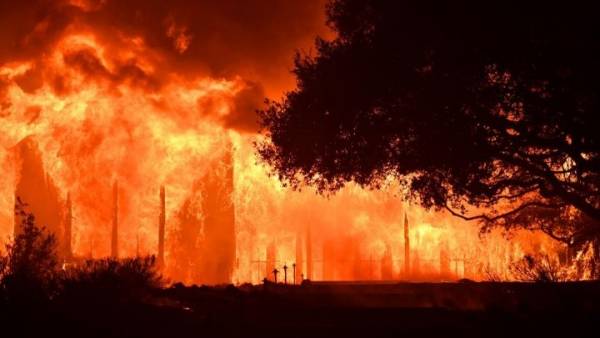 Συνεχίζουν το καταστροφικό τους έργο οι πυρκαγιές στην Καλιφόρνια