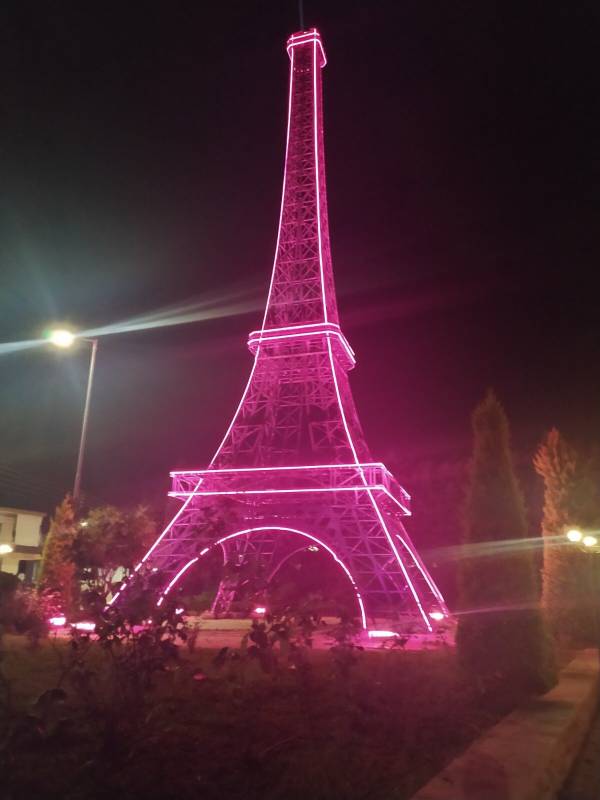 Δράσεις για καρκίνο μαστού: Ροζ φωτίστηκε ο Πύργος του Άιφελ στα Φιλιατρά