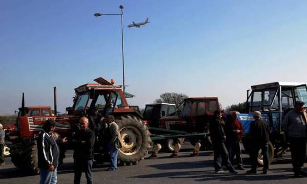 Παραμένουν στα μπλόκα οι αγρότες της Πελοποννήσου